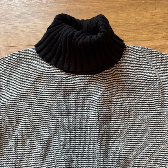 Banana Republic size Medium Black White Turtleneck Sweater - Picture 2 of 8